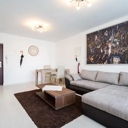 Magnificent Location With Iconic Scenery - Sala Palatului Apartment